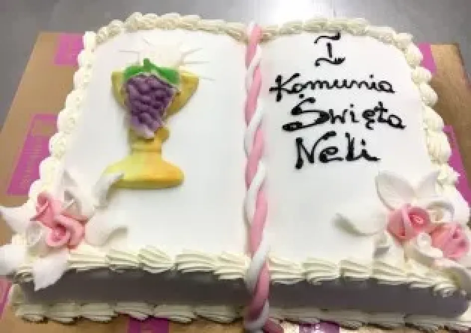 Tort na I komunię w kształcie Pisma Św.