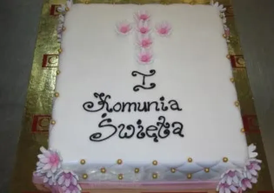 Tort na I komunię ze znakiem krzyża