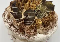 Tort bezowy dakłas z bakaliami