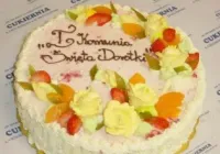 Tort na I komunię z kwiatami i owocami