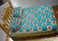Tort w kształcie łóżka