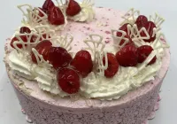 TORT BEZOWY - MALINOWY z czekoladą