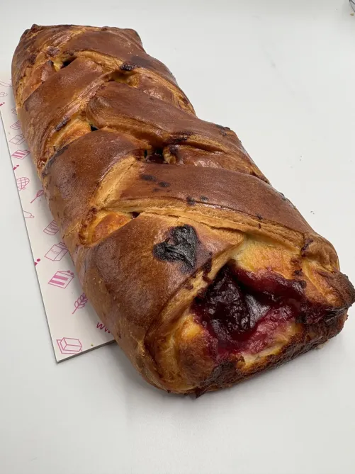 Strudel serowy z wiśnią