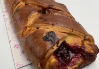 Strudel serowy z wiśnią