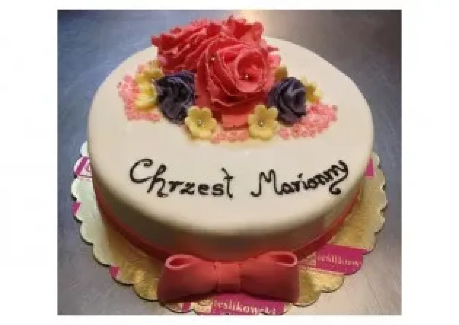 Tort na chrzest z kwiatami