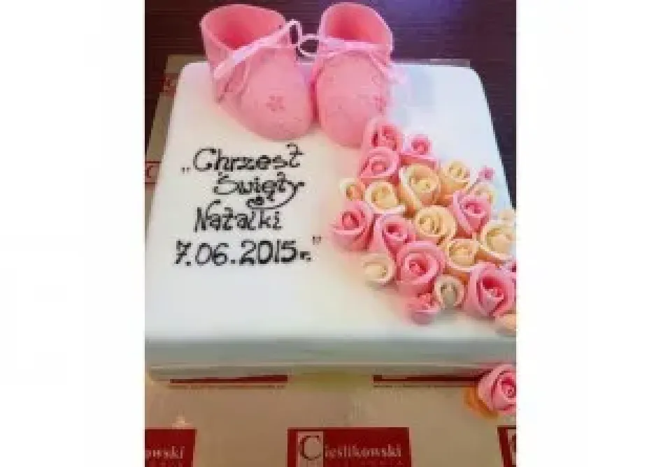 Tort na chrzest z bucikami i kwiatami