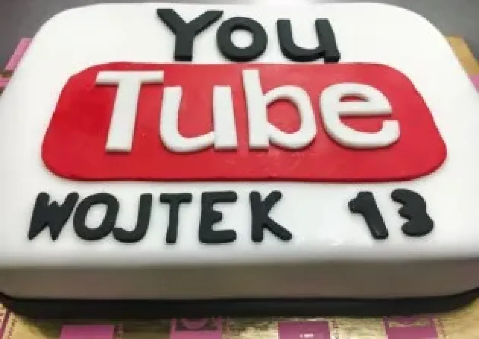 Tort w kształcie loga YouTube