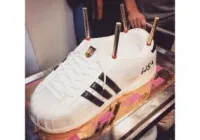 Tort w kształcie buta Adidas