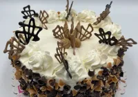 Tort śmietanowo kajmakowy