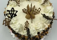 Tort śmietanowo kajmakowy
