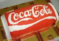 Tort w kształcie puszki Coca-Cola