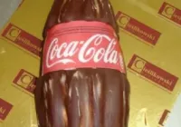 Tort w kształcie butelki Coca-Cola
