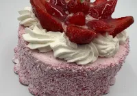 Tort śmietanowo-truskawkowy