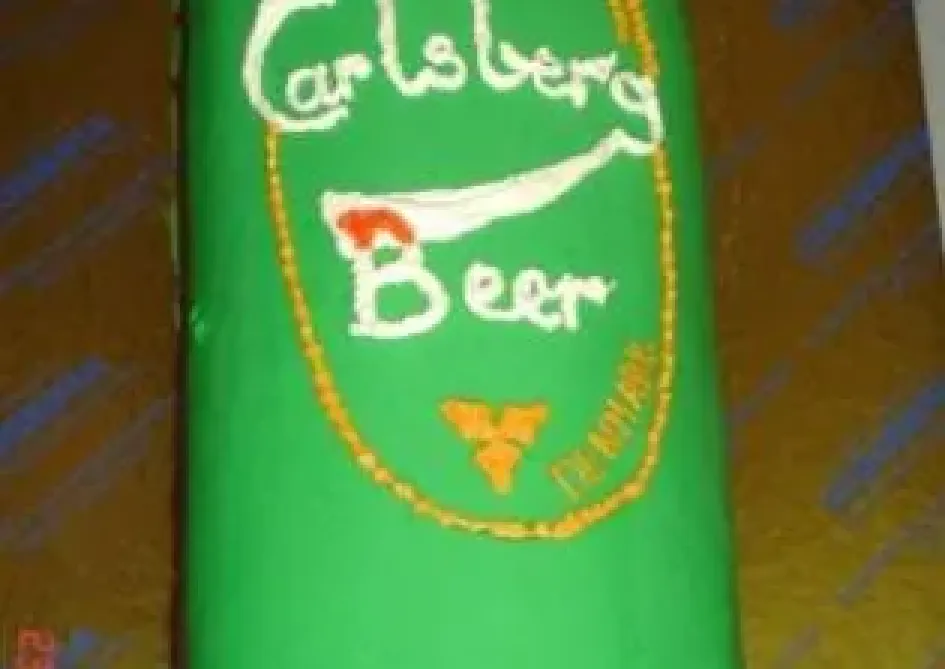 Tort w kształcie puszki piwa Carlsberg