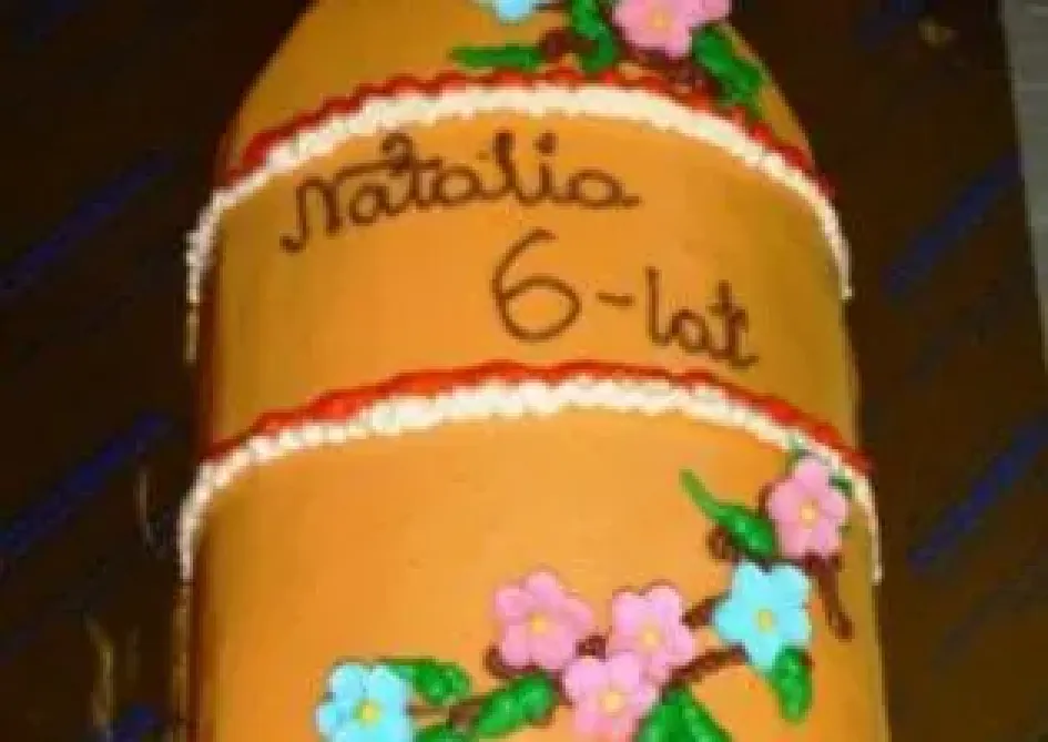 Tort w kształcie butelki alkoholu