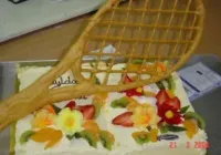 Tort z rakietą tenisową