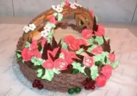Tort w kształcie kosza kwiatów