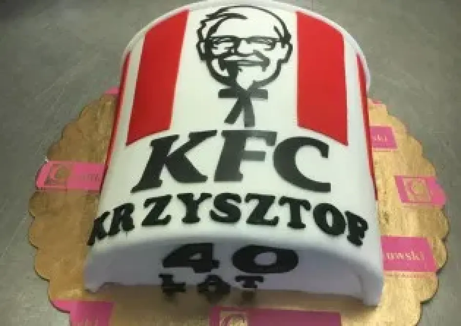 Tort w kształcie kubełka KFC