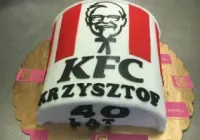 Tort w kształcie kubełka KFC