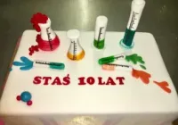 Tort w kształcie laboratorium chemika