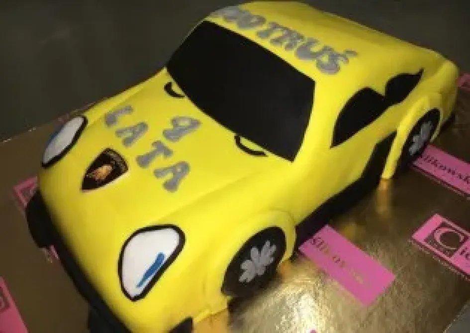 Tort w kształcie samochodu Lamborghini