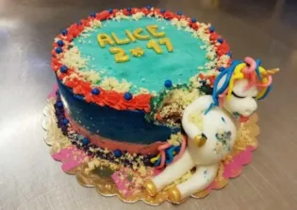 Tort w kształcie jednorożca po imprezie