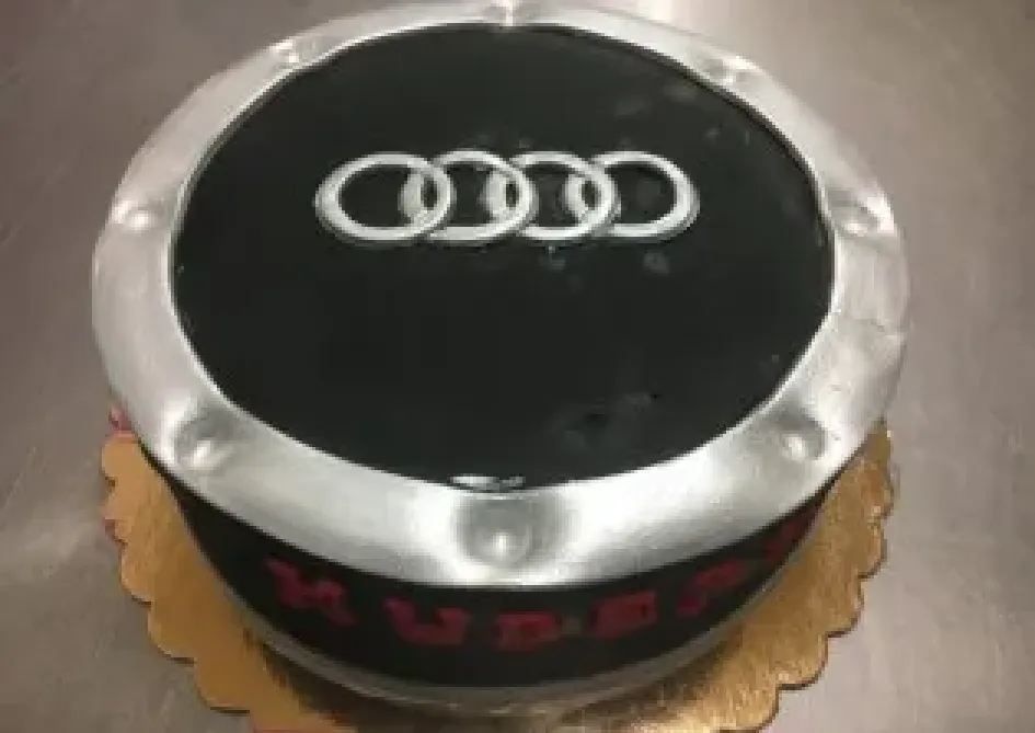 Tort z logiem Audi