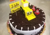 Tort w kształcie koparki