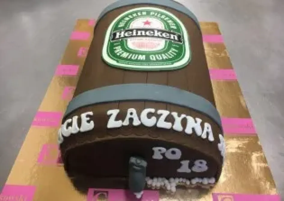 Tort w kształcie beczki piwa