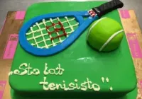 Tort z rakietą i piłką tenisową