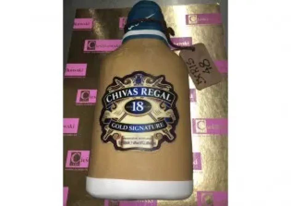 Tort w kształcie butelki Chivas Regal
