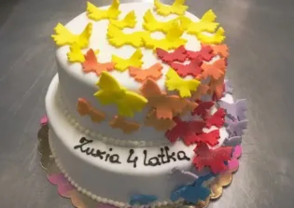 Tort z motylkami
