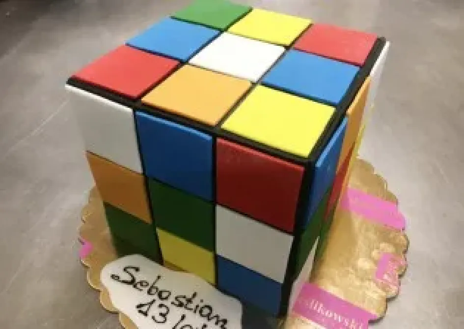 Tort w kształcie kostki Rubika