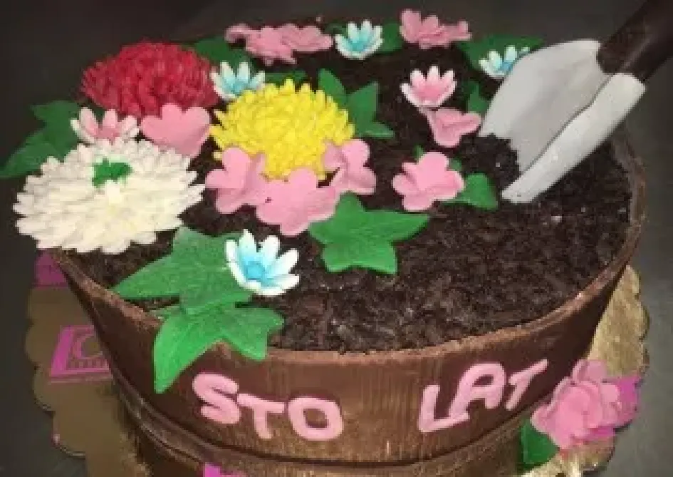 Tort w kształcie donicy z kwiatami