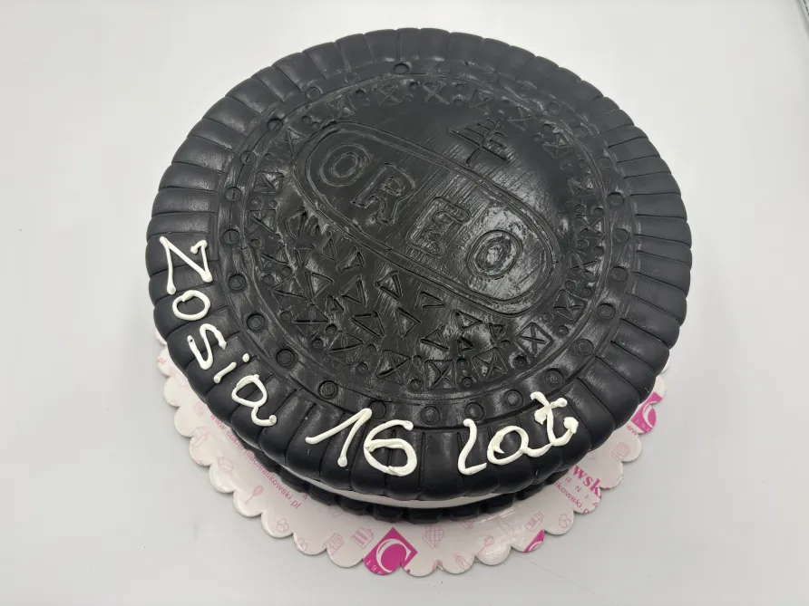 Tort w kształcie Oreo