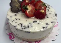 Deser jogurtowy z truskawką (0.44KG)