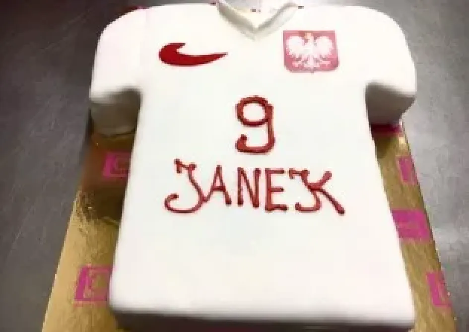 Tort w kształcie koszulki piłkarskiej