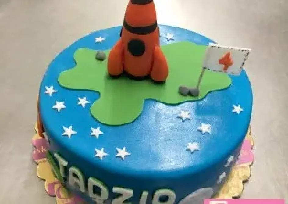 Tort z rakietą kosmiczną