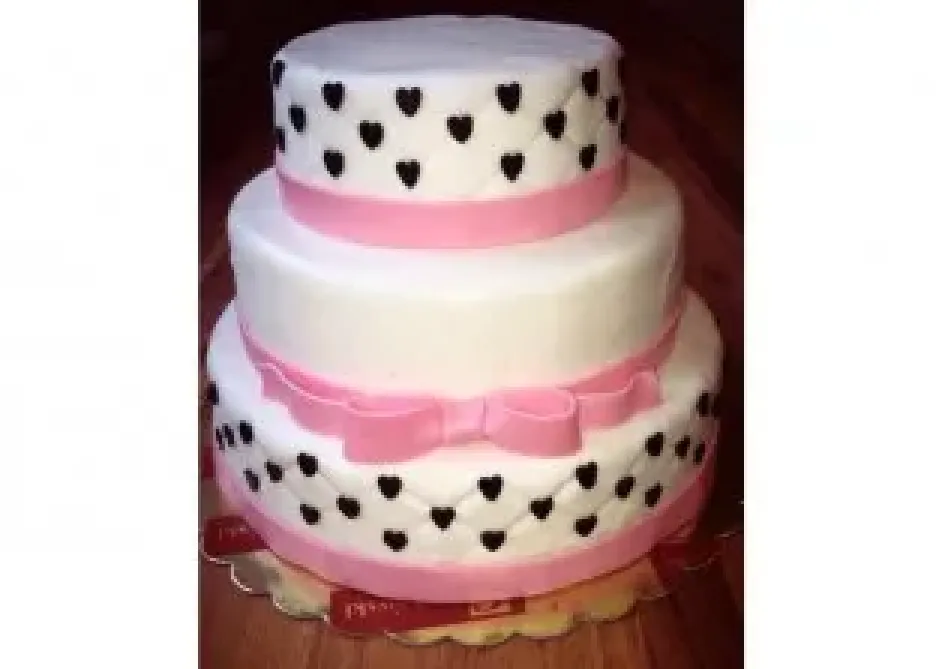 Tort piętrowy ozdobiony serduszkami