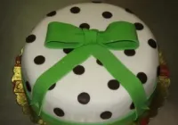 Tort z kokardą