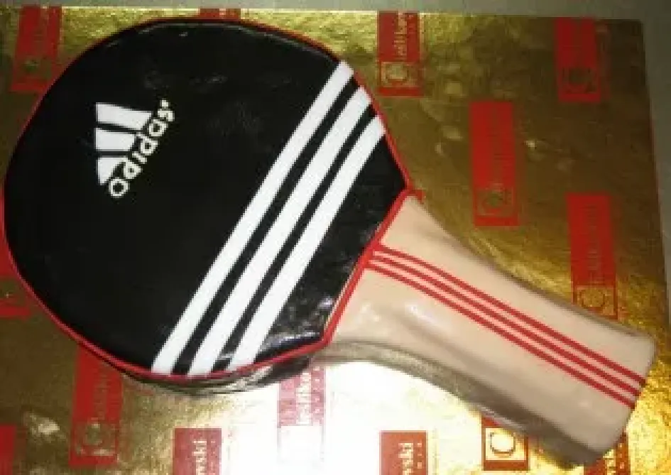 Tort w kształcie rakiety do tenisa stołowego