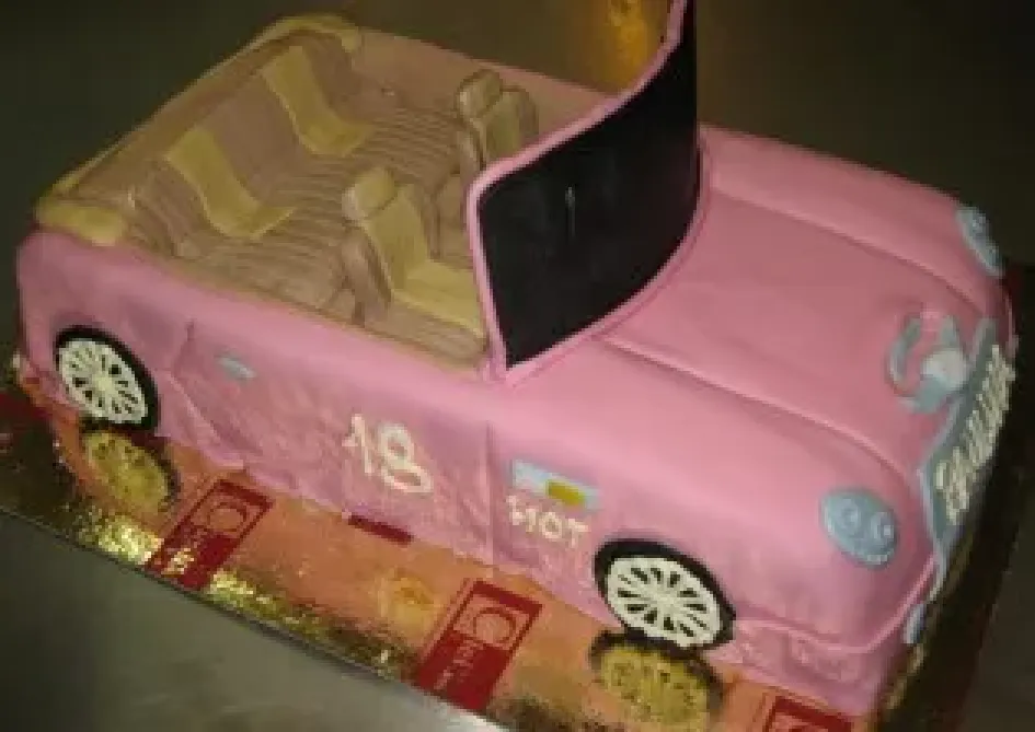 Tort w kształcie samochodu Barbie