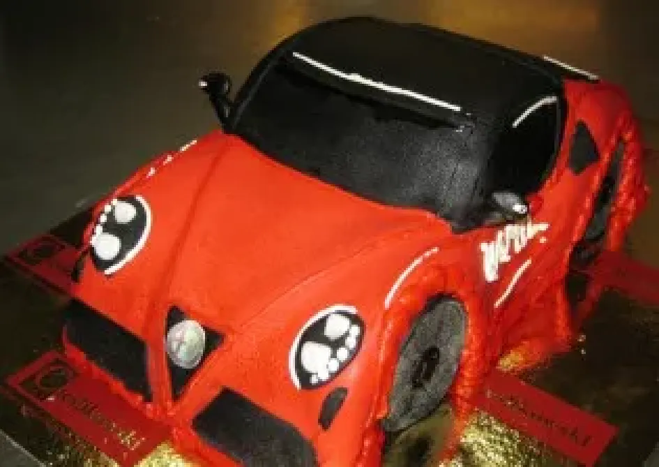 Tort w kształcie samochodu Alfa Romeo