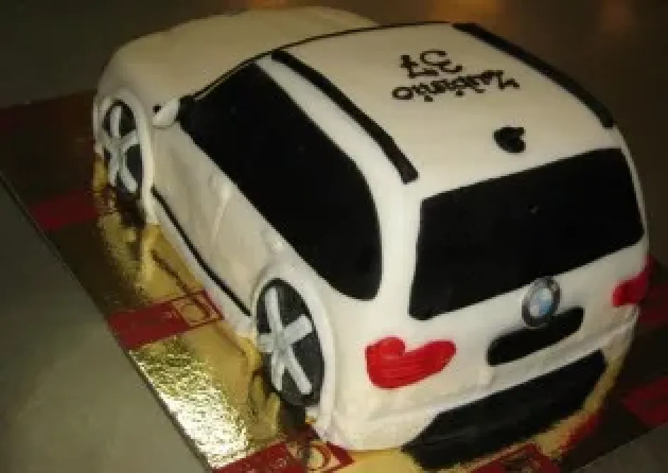 Tort w kształcie samochodu BMW