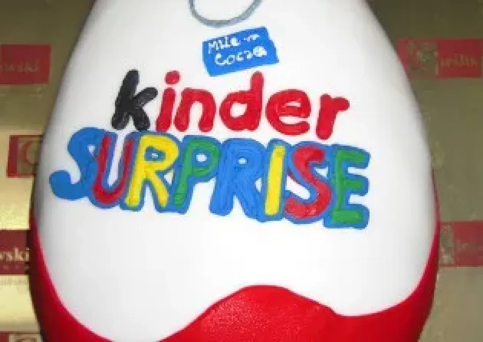 Tort w kształcie Kinder Niespodzianki