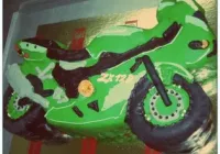 Tort w kształcie motoru Kawasaki