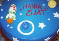 Tort z rakietą kosmiczną i planetami